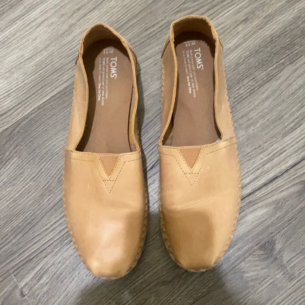 TOMS leather sz 11 never worn